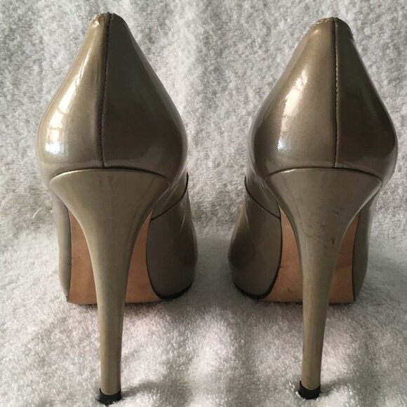 Stuart Weitzman Patent Leather Round Toe Heels in Tan (7.5 M) - Picture 4 of 8